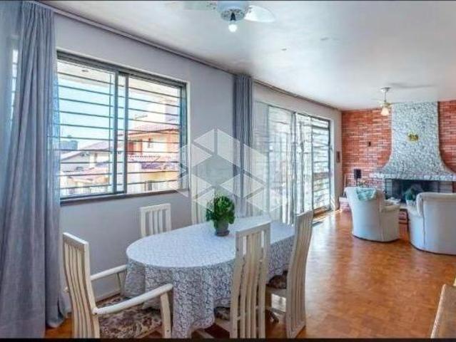Casa com 4 dormitórios e suites, com vista para o Guaiba