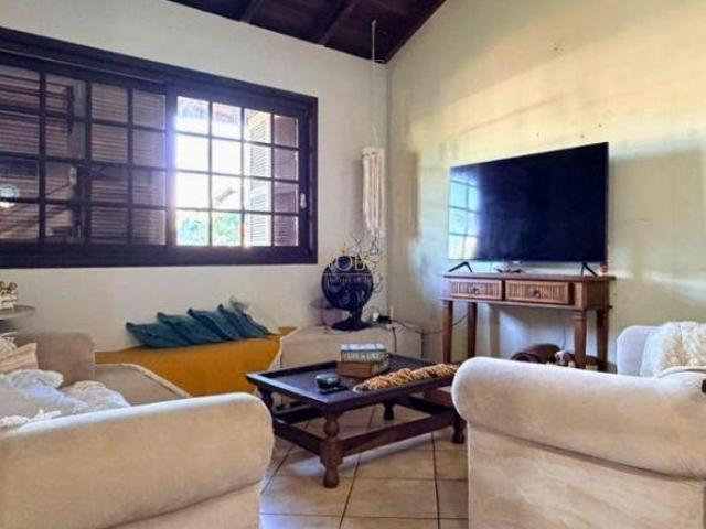 Casa com 4 dormitórios e uma edícula com 2 dormitórios, com piscina, localizada
