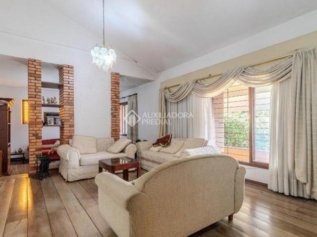 Casa com 4 Dormitórios, Suíte, Anexo Independente e Amplo Pátio no Boa Vista