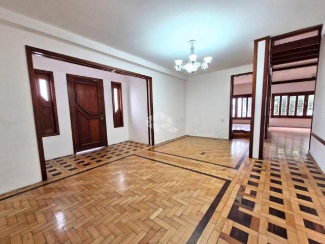 Casa com 4 dormitórios, terreno com 742m², para investidores, localizada em Bairro Nossa Senhora das