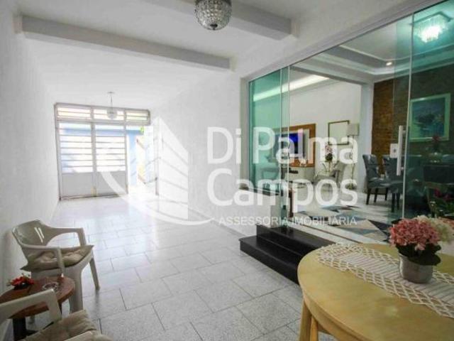 Casa com 4 quartos, 2 suítes e dependência completa próxima ao Parque da Independência