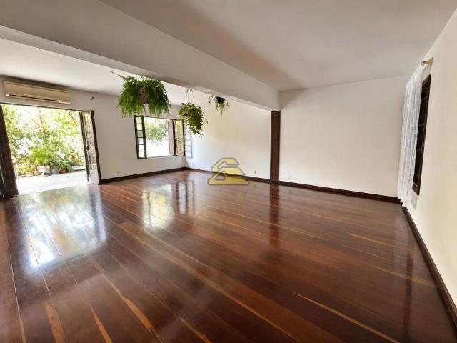 Casa com 4 quartos, 437m2
