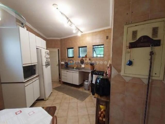 Casa com 4 quartos, 5 vagas e 4 banheiros à Venda 240 m² de área