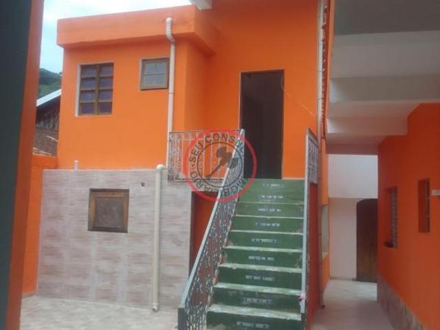 CASA COM 4 QUARTOS AREA GOURMET,1 FLAT INDEPENDENTE, LAVANDERIA, AMPLO JARDIM E ESTACIONAMENTO