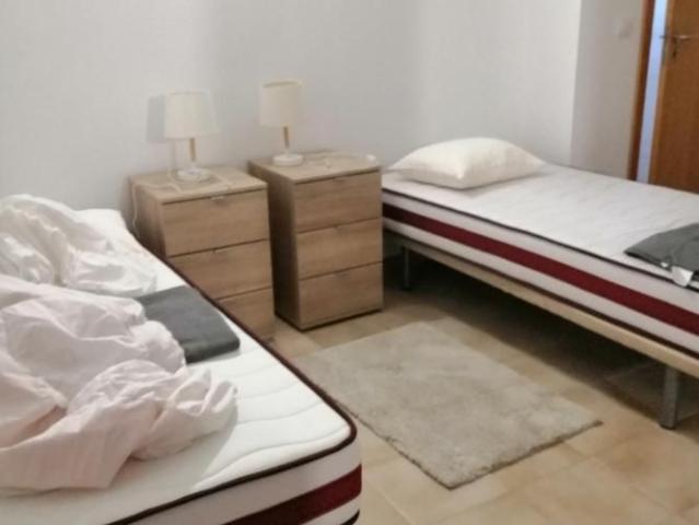 Casa com 4 quartos, duas casas de banho, cozinha equipada a 1Km da faculdade