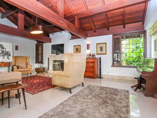 Casa com 4 quartos e 554m² para alugar em Três Figueiras, Porto Alegre