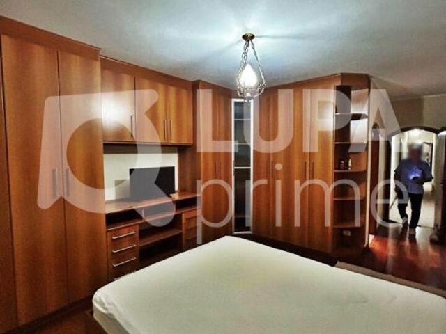 CASA COM 4 QUARTOS E 6 VAGAS DE GARAGEM À VENDA NA VILA MARIA ALTA