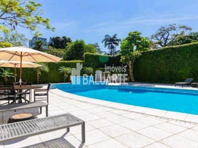 Casa com 4 Quartos e 9 banheiros à Venda, 1050 m²