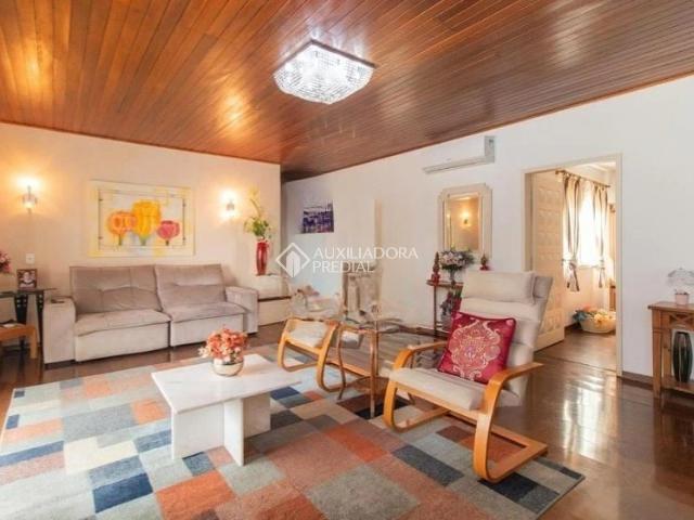 Casa com 4 quartos e 250m² para alugar em Azenha, Porto Alegre