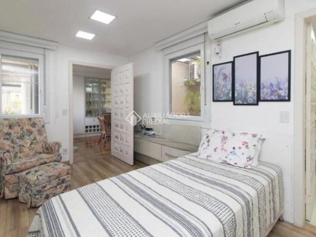 Casa com 4 quartos e 250m² para alugar em Azenha, Porto Alegre