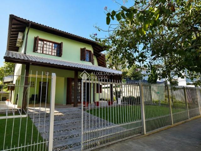 Casa com 4 quartos e 250m² para alugar em Jurerê, Florianópolis