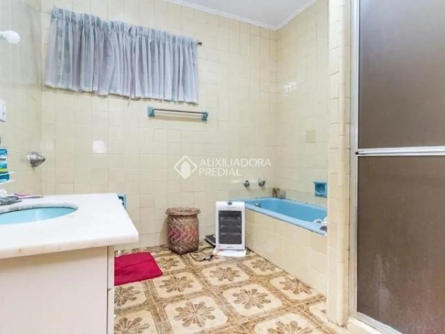Casa com 4 quartos e 252m² para alugar em Jardim Lindóia, Porto Alegre