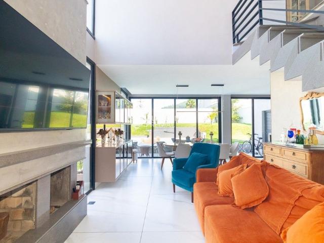 Casa com 4 quartos e 263m² para alugar em Vila Nova, Porto Alegre