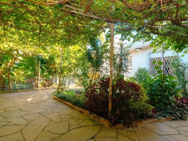 Casa com 4 quartos e 290m² para alugar em Vila Ipiranga, Porto Alegre