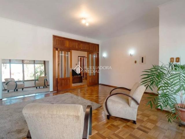 Casa com 4 quartos e 290m² para alugar em Vila Ipiranga, Porto Alegre