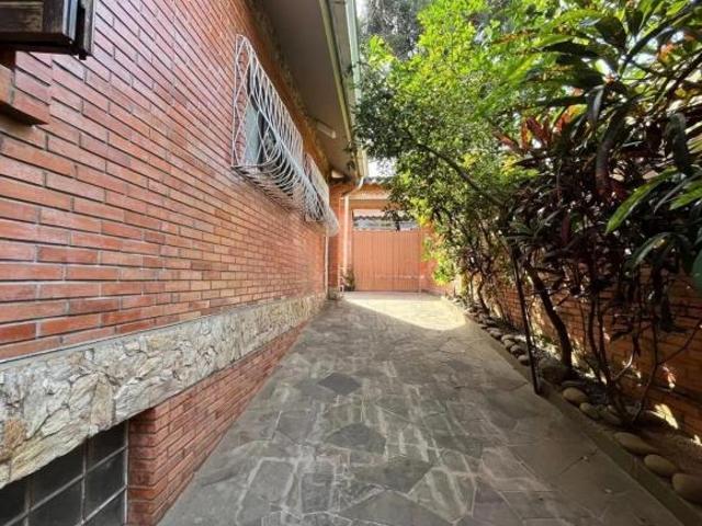 Casa com 4 quartos e 2 lareiras no bairro Belém Velho