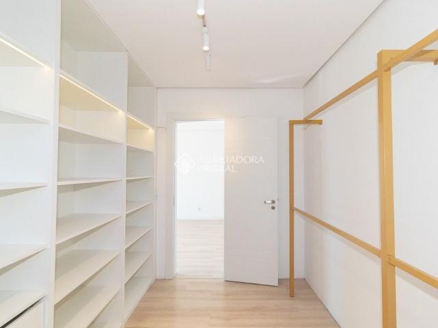 Casa com 4 quartos e 311m² para alugar em Vila Nova, Porto Alegre