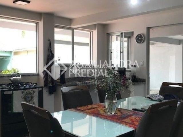 Casa com 4 quartos e 350m² para alugar em Camaquã, Porto Alegre