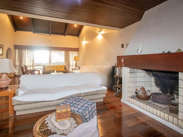 Casa com 4 quartos e 352m² para alugar em Petrópolis, Porto Alegre
