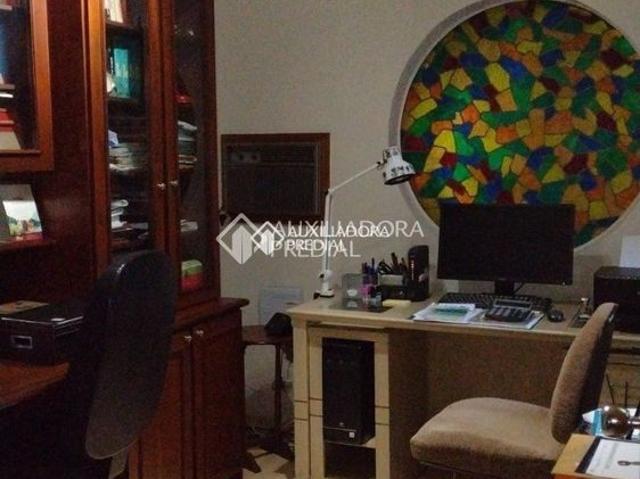 Casa com 4 quartos e 360m² para alugar em Jardim Lindóia, Porto Alegre