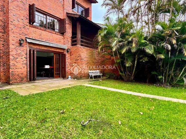 Casa com 4 quartos e 363m² para alugar em Boa Vista, Porto Alegre