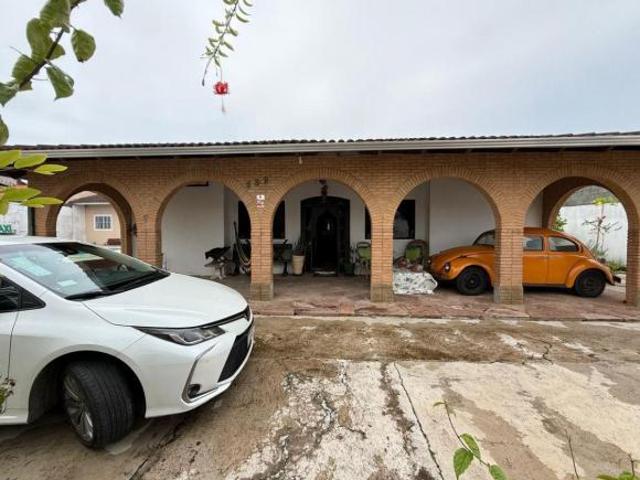 Casa com 4 quartos e piscina em Itanhaém