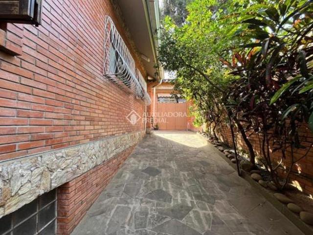 Casa com 4 quartos, salão de festas, garagem para 4 carros
