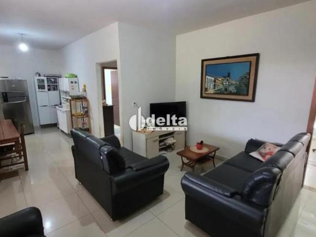 Casa com 4 quartos sendo 1 suíte disponível para venda no bairro Morada Nova em Uberlândia MG