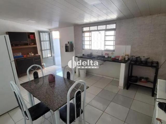 Casa com 4 quartos sendo 1 suíte disponível para venda no bairro Presidente Roosevelt em Uberlândia