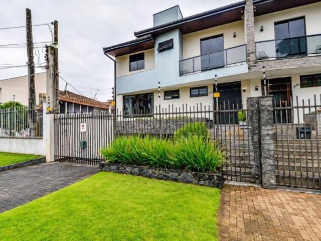 Casa com 4 quartos, suíte com closet e 3 vagas, no Água Verde!