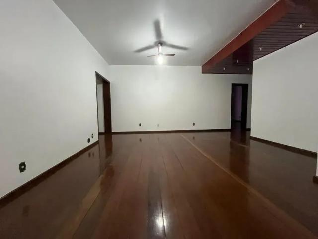 Casa com 4 Quartos para alugar, 160m² Centro