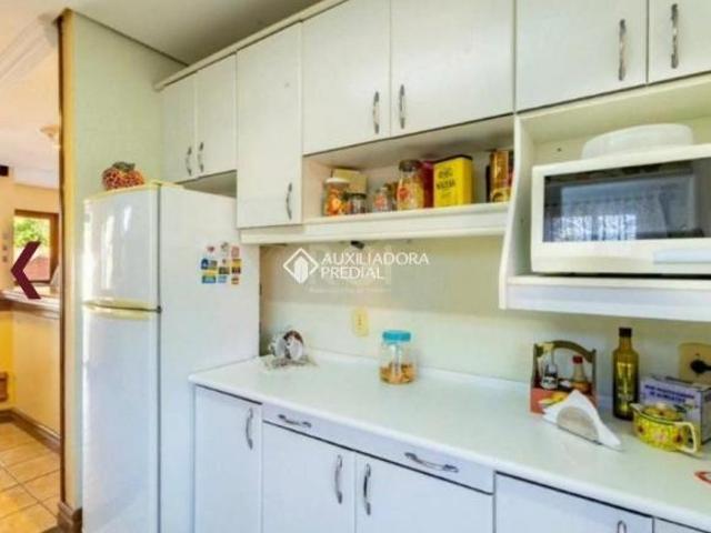 Casa com 4 quartos, piscina e closet, vaga para 3 carros no Bairro Ipanerma