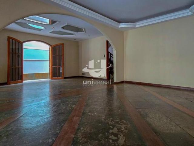 CASA COM 4 QUARTOS, PISCINA E GARAGEM PARA 5 CARROS