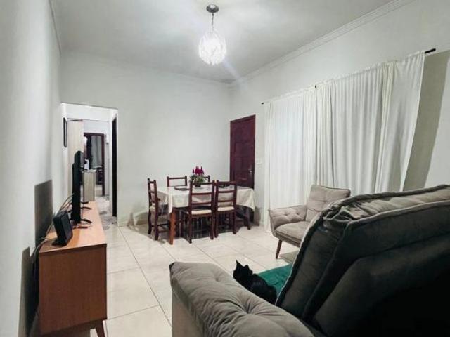 Casa com 4 quartos, quintal e churrasqueira na Vila Tupi Praia Grande/SP