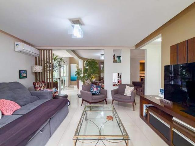Casa com 4 Suítes e Lazer Completo à Venda no Ville de Montagne – Jardim Botânico