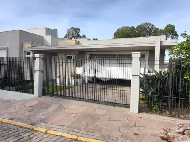 Casa com 4 suítes e um espaço gourmet, no bairro Tamandare, Garibaldi