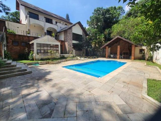 CASA COM 4 SUÍTES EM RUA SEM SAIDA BELÍSSIMA ARQUITETURA, PISCINA, LOCALIZADA EM UMA RUA SEGURA!