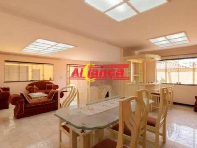 CASA COM 4 SUITES NO MAIA, CONFORTAVEL
