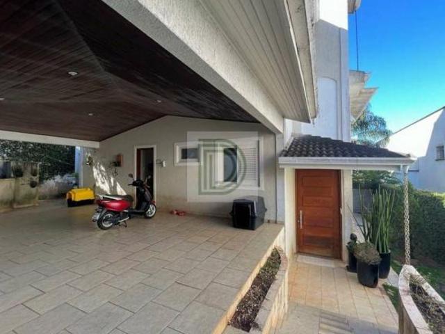 Casa com 4 suítes no miolo da granja