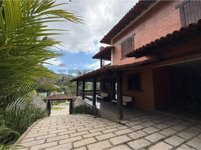 Casa com 4 suítes para locação em Nogueira/Itaipava
