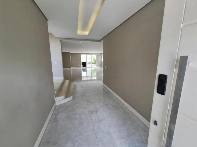 Casa com 4 suítes, piscina e reforma recente no Conde II