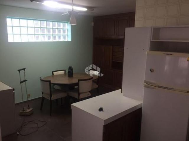 Casa com 4 suítes sendo uma com terraço, 3 vagas de garagem cobertas, 5 banheiros