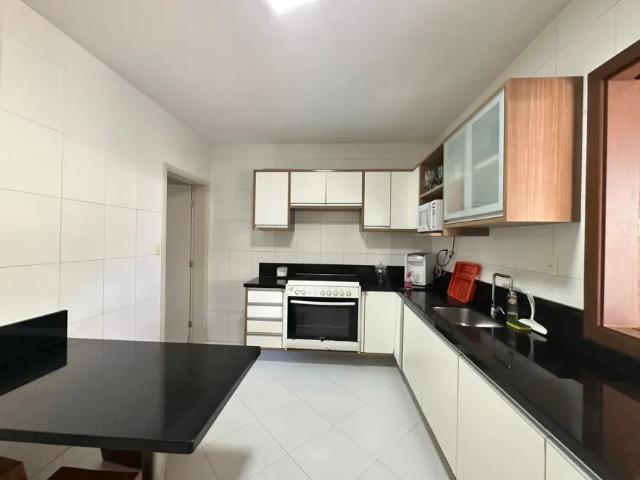Casa com 5/4, 2 suítes e piscina, localizada no condomínio Casas da Praia do Forte