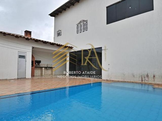 CASA COM 580m² CONSTRUÍDOS | 04 SUÍTES | LAZER COMPLETO | GARAGEM P/ 07 VEÍCULOS