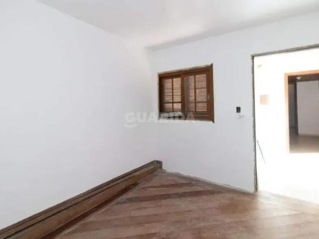 Casa com 5 dormitórios, sendo 1 suíte, com pátio no bairro Cavalhada