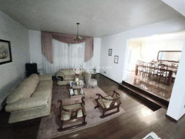 Casa com 5 dormitorios, sendo 2 suites
