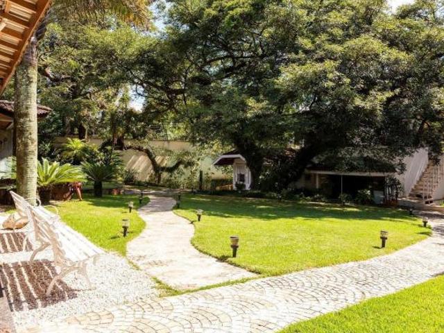 Casa 1.000m² com 5 Suítes, Piscina de 25m e Academia Privativa