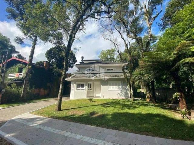 Casa com 5 dormitorios, 58,98m² privativos, próxima ao Lago Negro, em Gramado