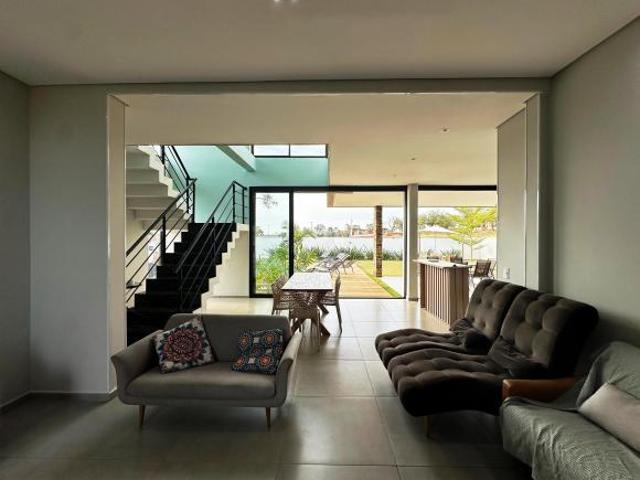 Casa com 5 quartos, 2 suítes, 300 m2 área construída no Riviera I Arandu
