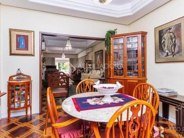 CASA COM 5 QUARTOS E 5 BANHEIROS, 3 VAGAS DE GARAGEM